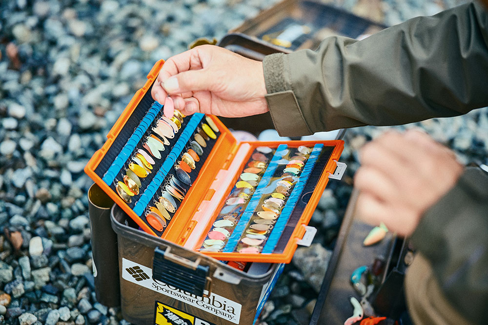 釣りの準備をする鮎沢さん