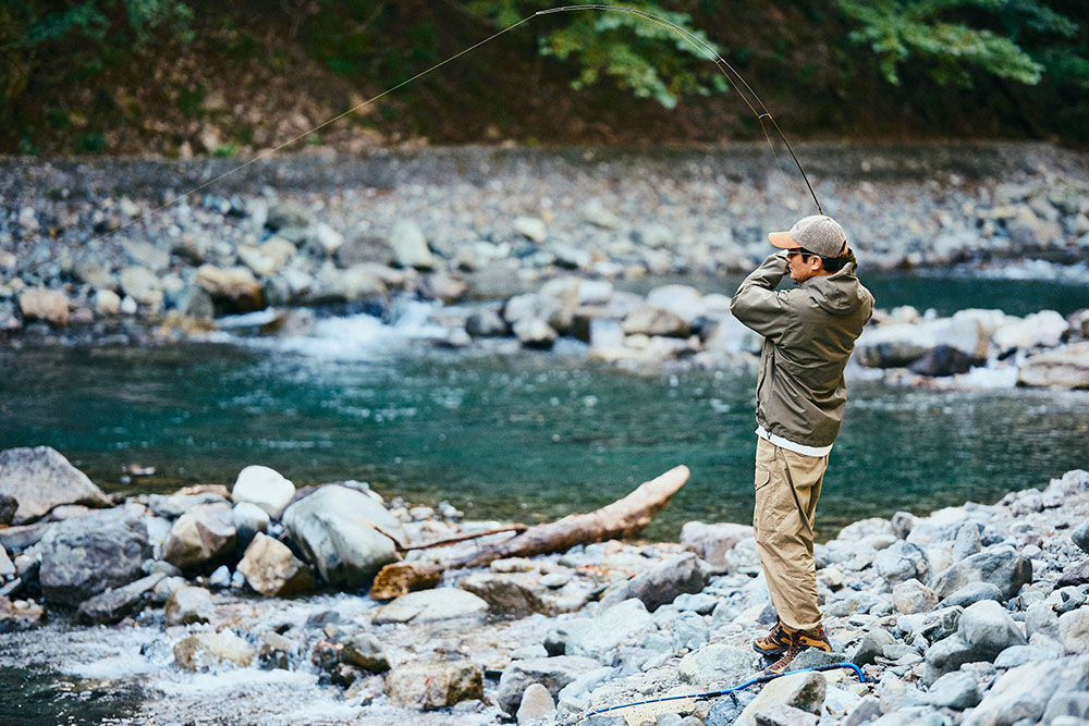 鮎沢さんと網に入ったヤマメ
