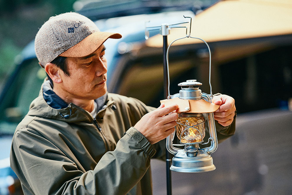 フュアハンドランタンを触りながら説明する鮎沢さん