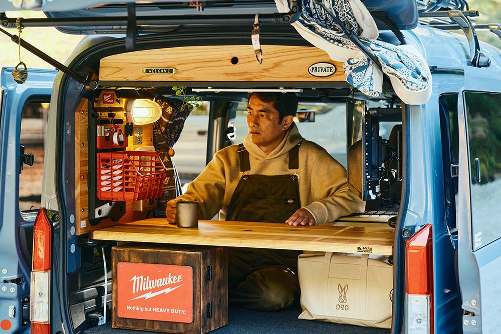 バックドアを開けてテーブルを使ってコーヒーを飲む