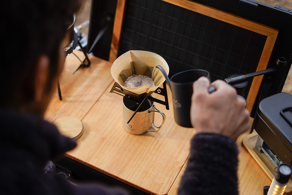 風景を眺めながらコーヒーを飲む休憩時間さん