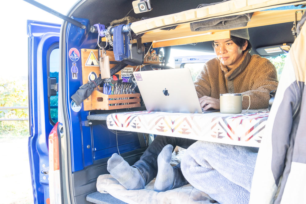 N-VANでパソコン作業をする小川さん