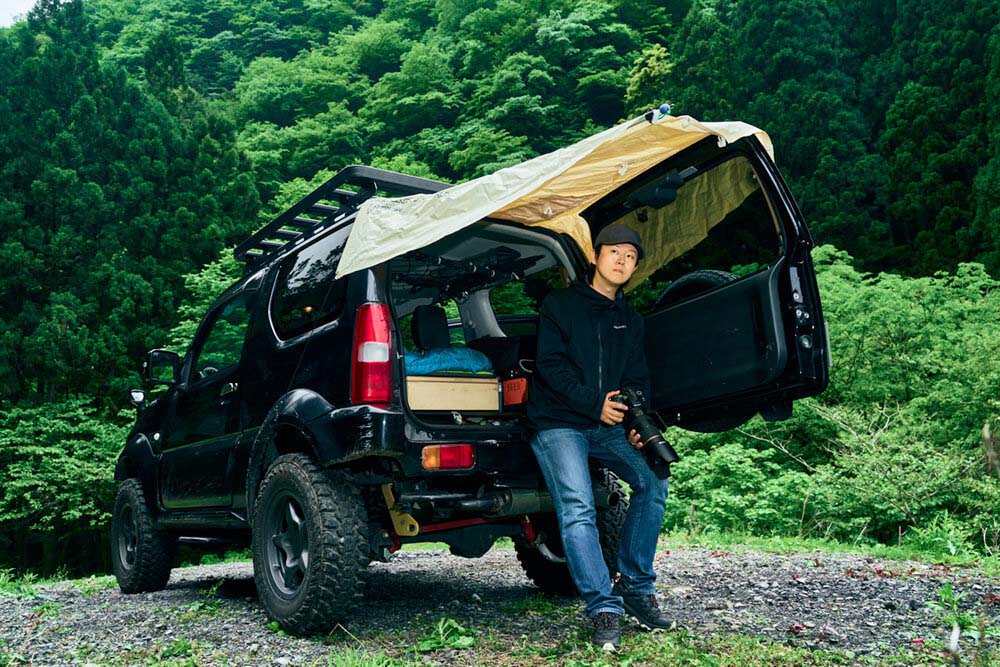 ジムニーシエラの荷室に座る瀬尾さん