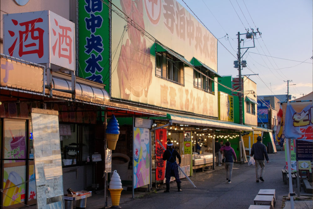 夕方の寺泊魚の市場通り
