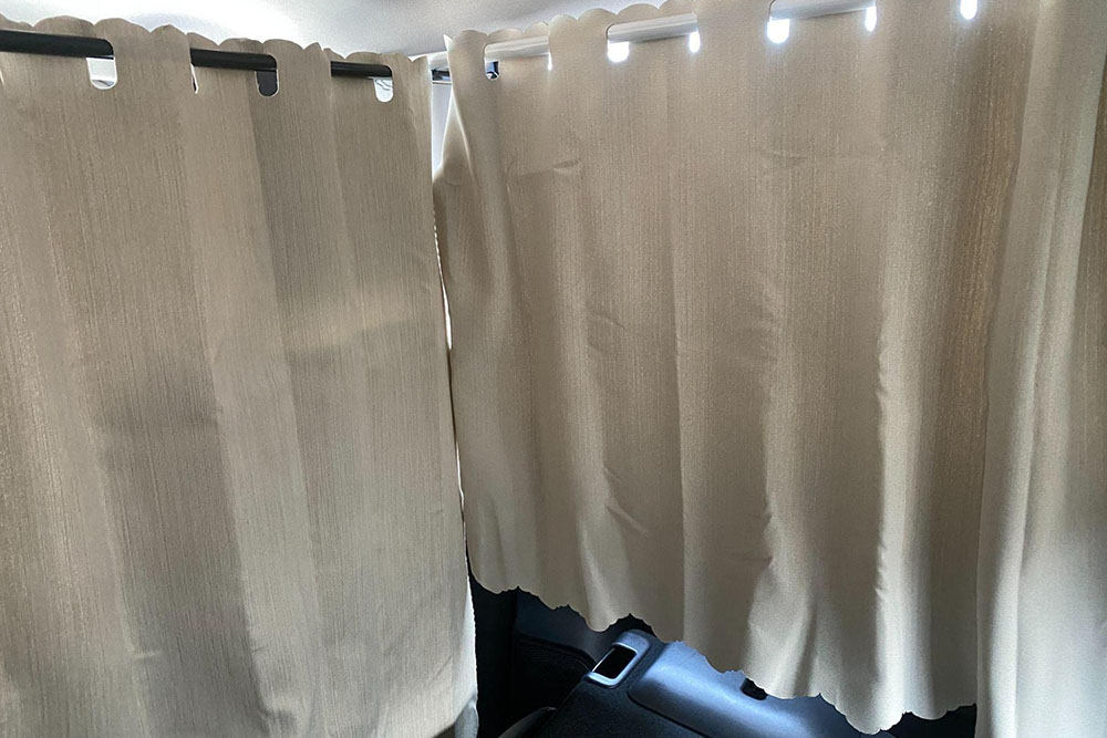 車中泊でカーテンを使う