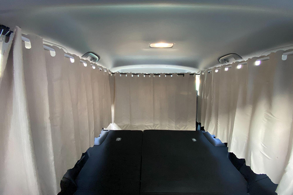 トヨタ RAV4に装着した自作のカーテン