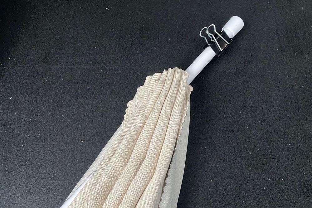 ポールにクリップとカーテンを付ける