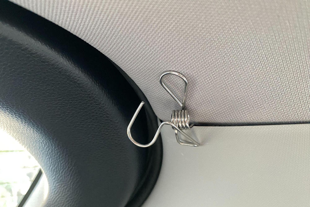 加工した洗濯クリップをトヨタ RAV4のテールゲートのピラーに付ける