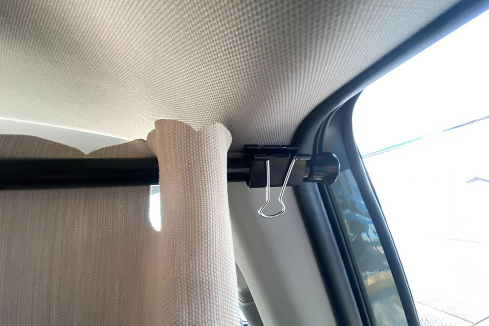 自作したカーテンをトヨタ RAV4のサイドウィンドウのピラーに取り付ける