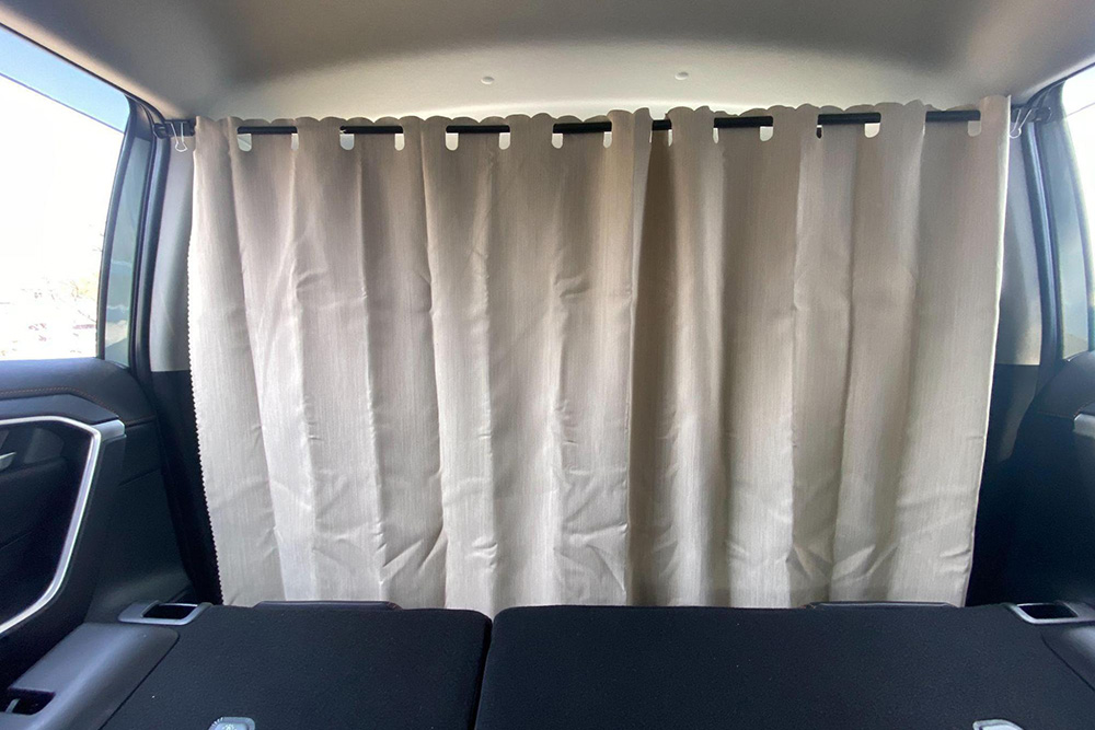 トヨタ RAV4の運転席と後部座席の間用に自作したカーテン