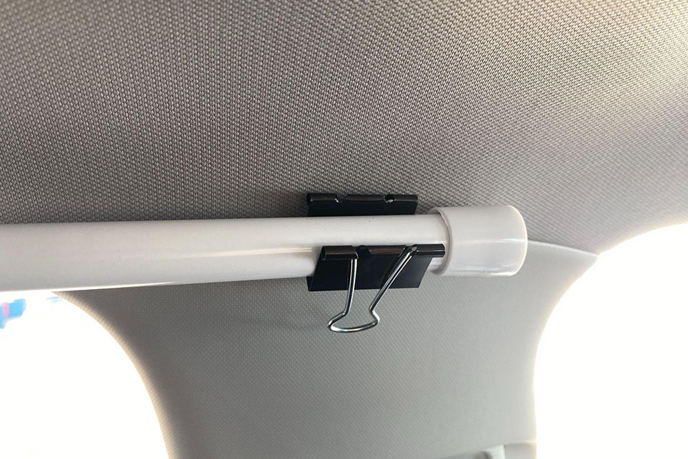 自作したサイド用のカーテンをトヨタ RAV4のサイドウィンドウのピラーに取り付ける