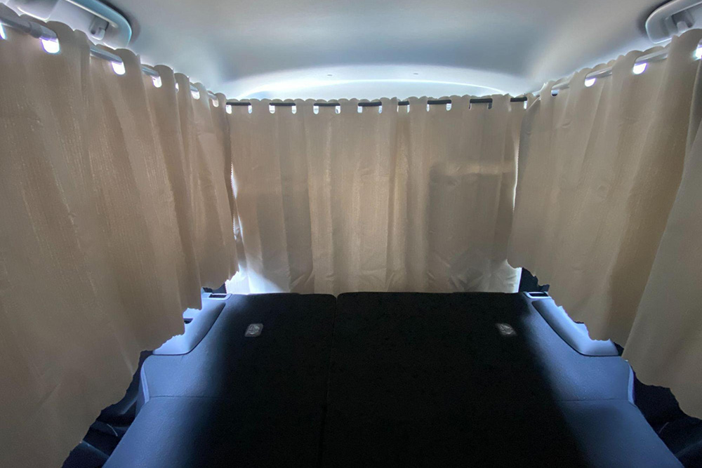 トヨタ RAV4の自作したカーテンを全て閉める