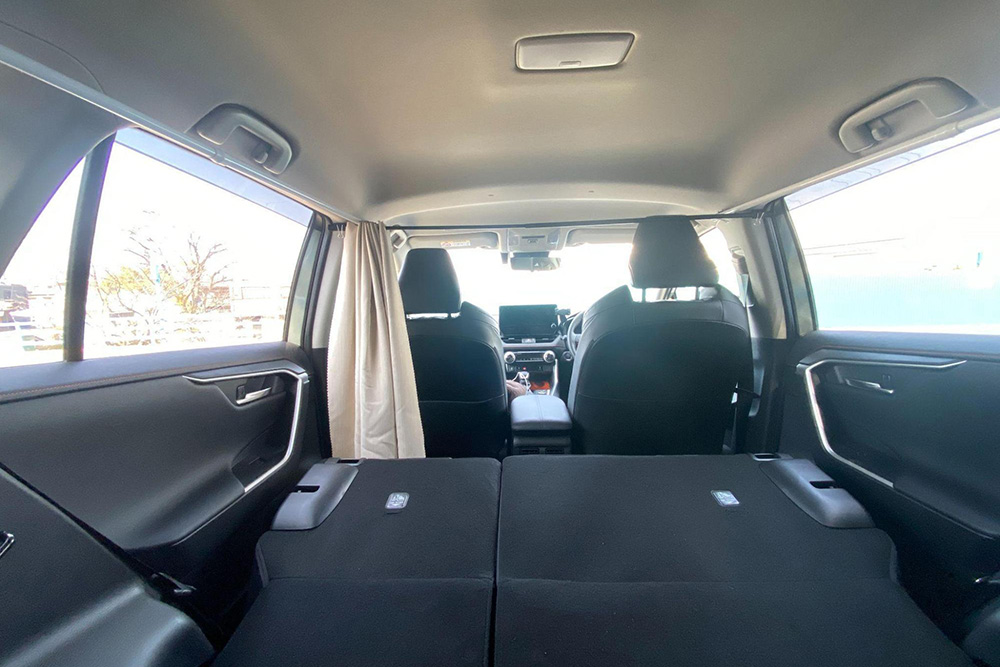 トヨタ RAV4の自作したカーテンを全て開ける