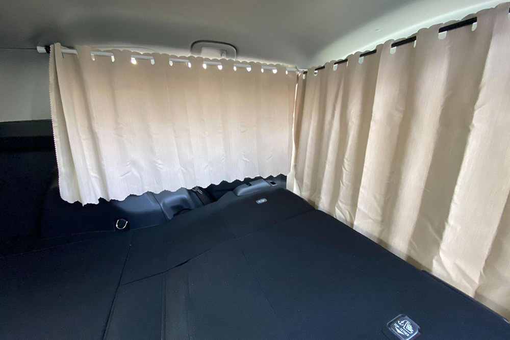 運転席・後部座席用カーテンとサイド用カーテンを閉める