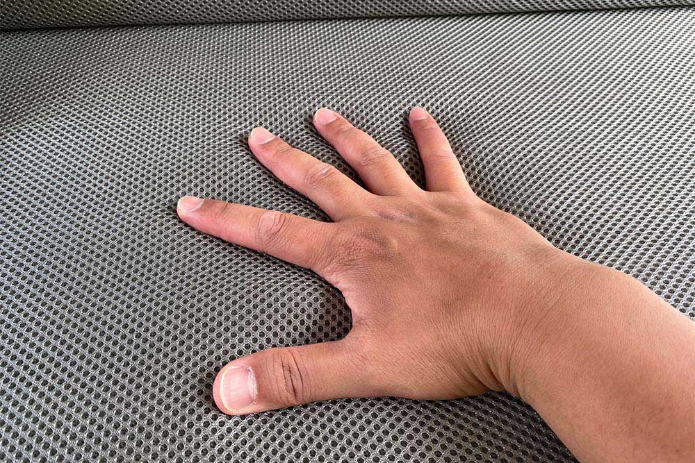 マットの硬さを確かめる