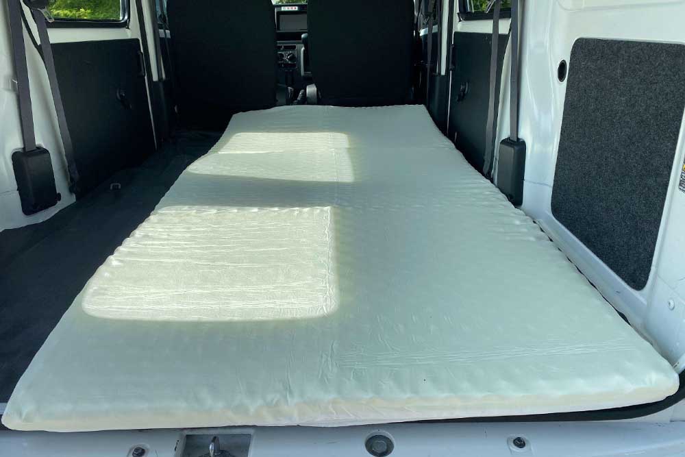トヨタ ピクシスバンの室内に軽量3つ折りマットレスを敷く