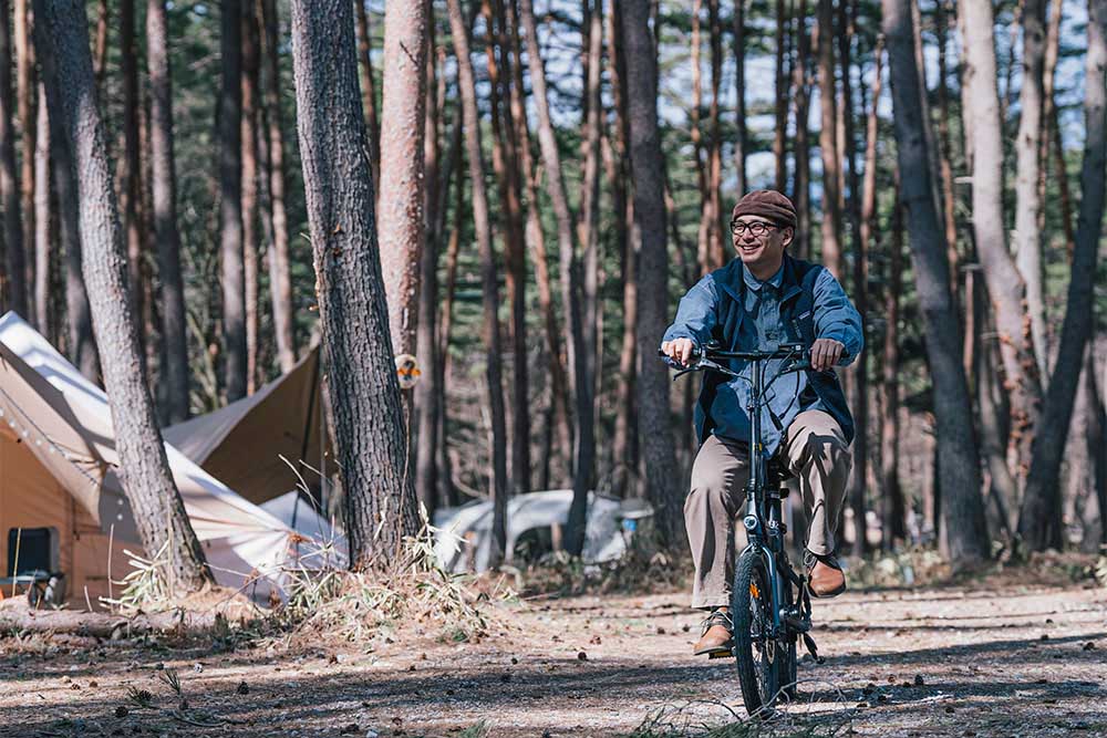 Eバイクでさっそうと登場したAtsuyaさん