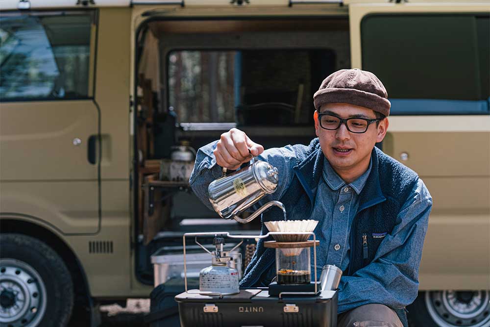 コーヒーを入れるAsuyaさん