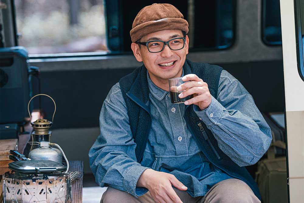 ドリップしたコーヒーを飲みながら談笑するAtsuyaさん
