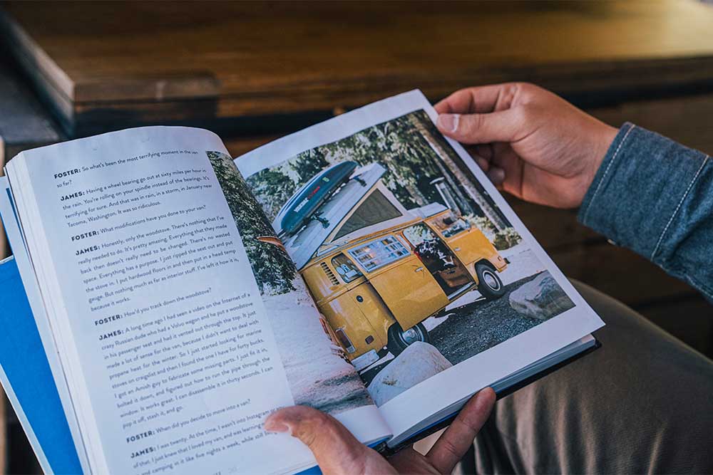 洋書「VAN LIFE」を開いている様子