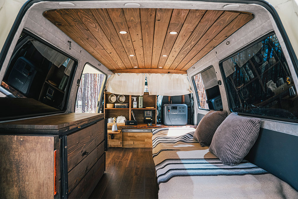 コンパクトな車内を広くおしゃれに！ DIYで理想のバンを作り上げる