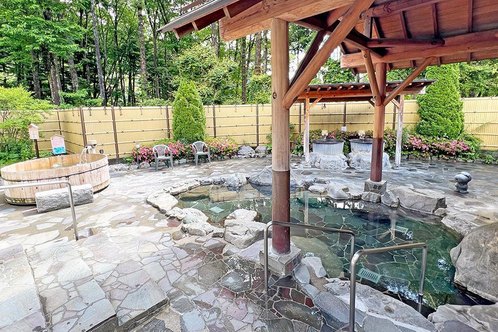 「小菅の湯」の露天風呂