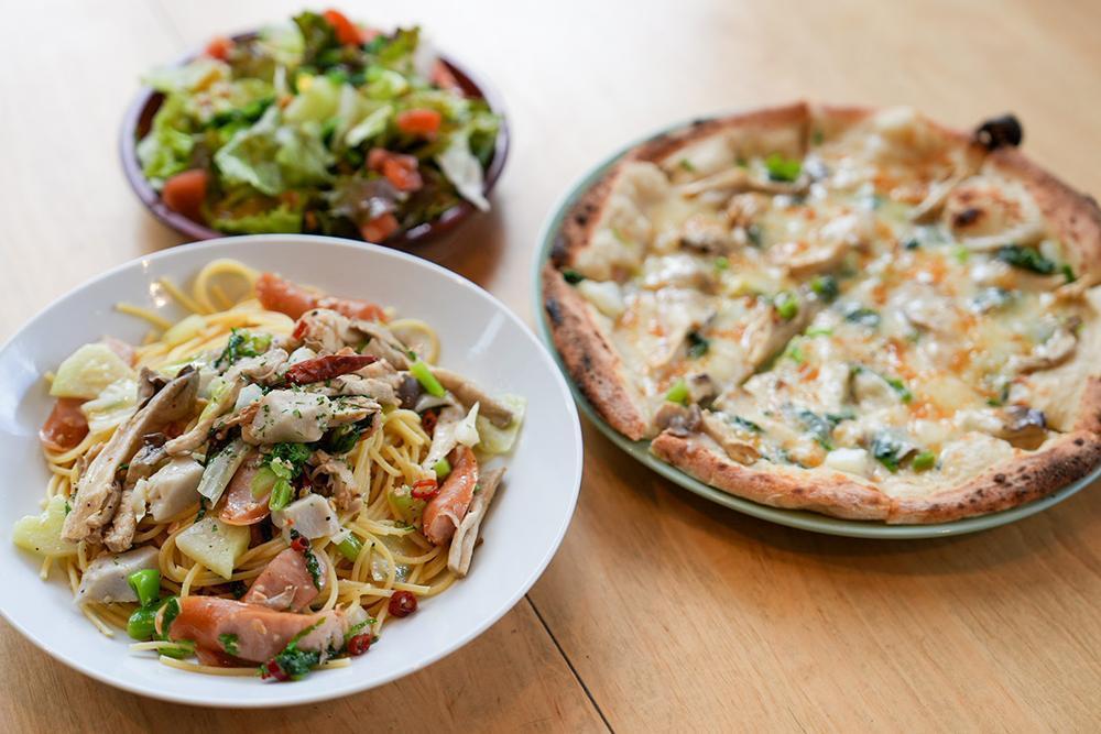 小菅産ヤマメのアンチョビ ヒラタケのクリームピザと小菅産ヒラタケとソーセージのペペロンチーノ