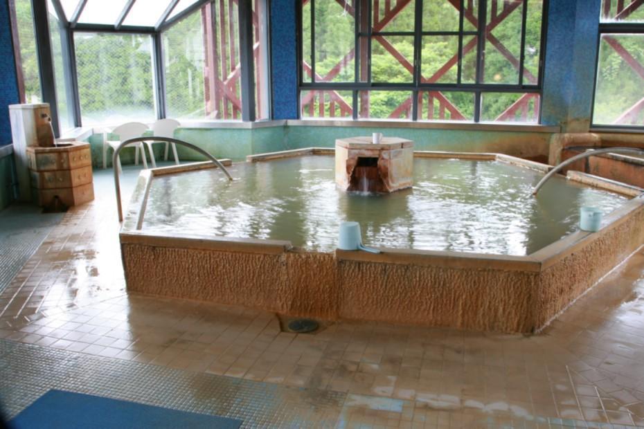 「療養文化館御前湯」のレトロな浴槽