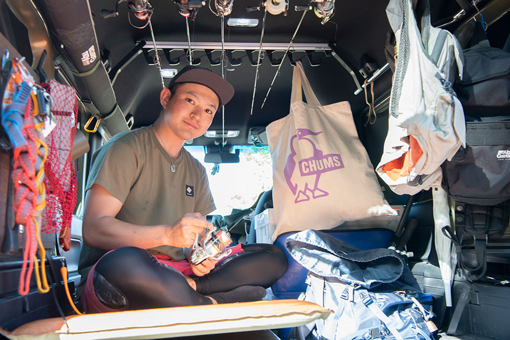 車中泊×釣り仕様のN-VANでリールを持つナンタクさん