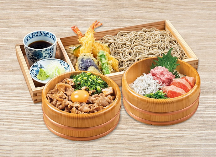 「彩色庵」の海老天付板そばとおひつご飯