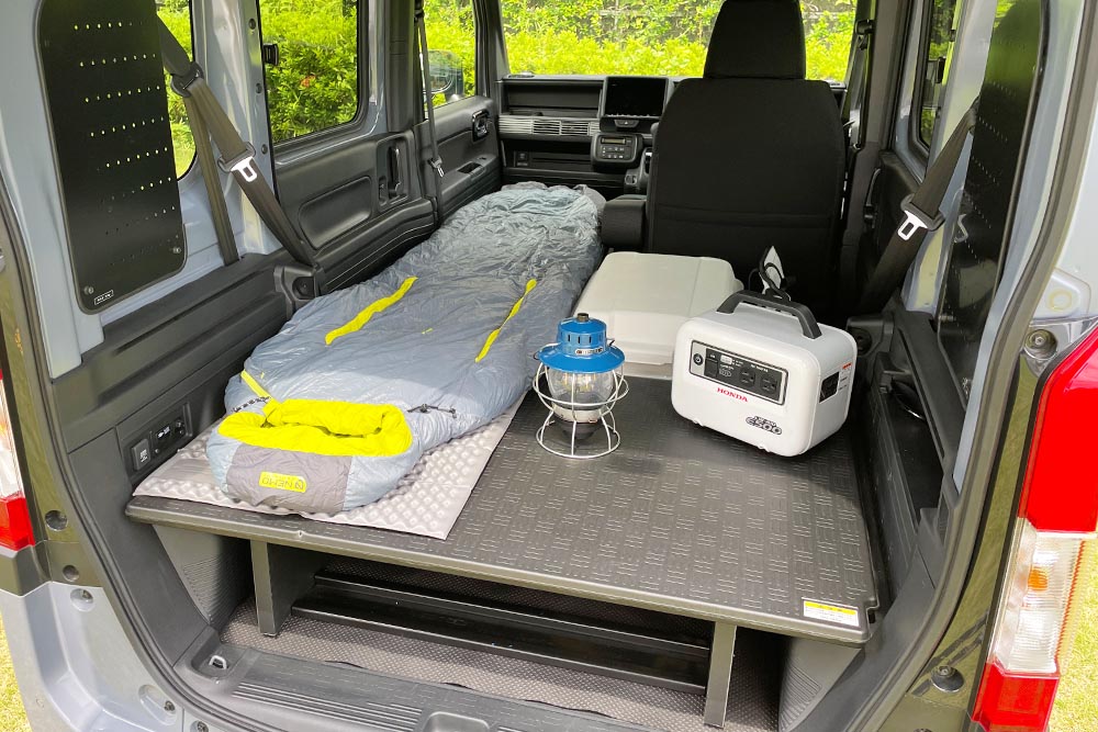 車内にベッドを設置した様子