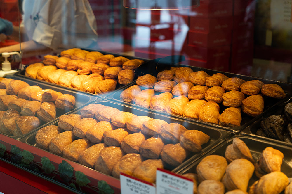 鎌倉ミレメーレの店先にずらりと並ぶ世界一のアップルパイ