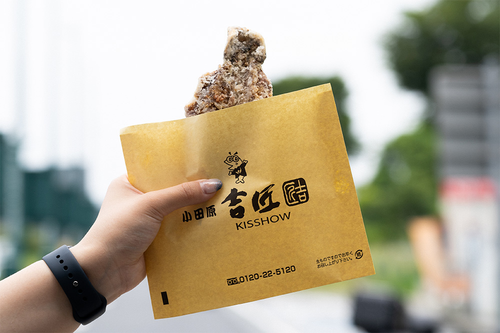 食べ歩き用の袋に入れた鯵の唐揚げ