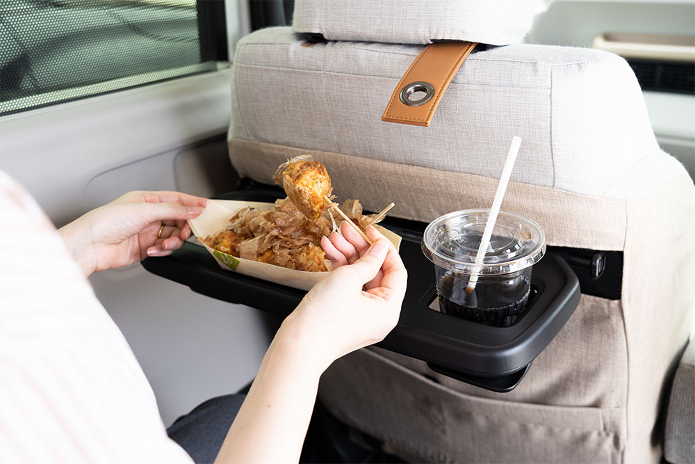 車内でえびえび焼きを食べている様子