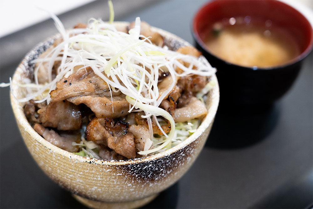 お盆に乗ったあつぎ豚の炙り豚丼と味噌汁