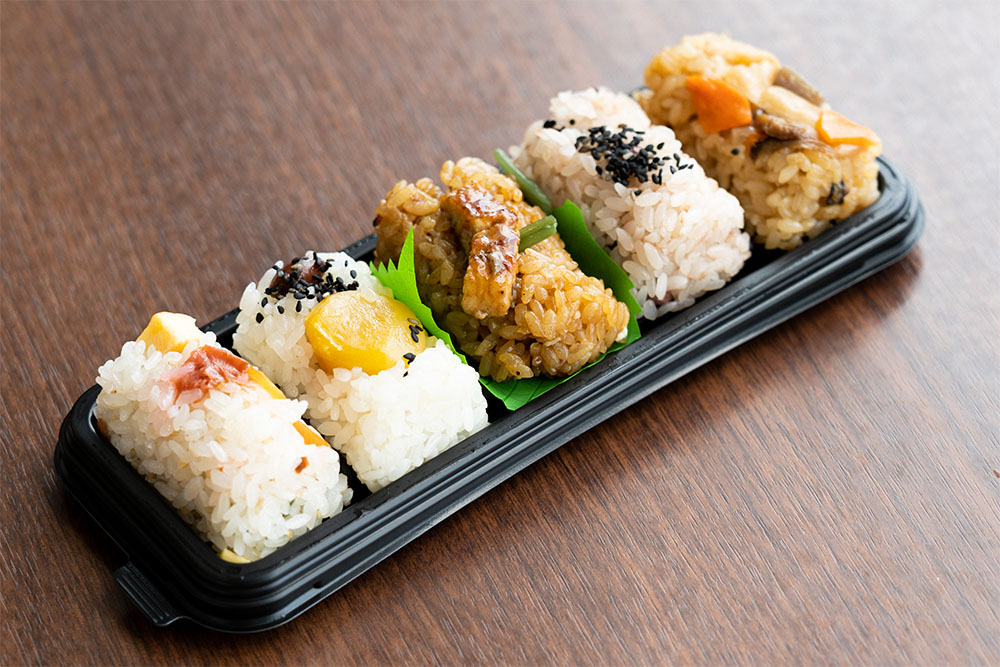 おこわ米八の定番品「五色おこわ」(627円)