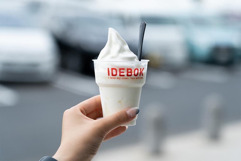 カップに入ったソフトクリームヨーグルト。のむヨーグルトの上にはソフトクリームが乗っている。