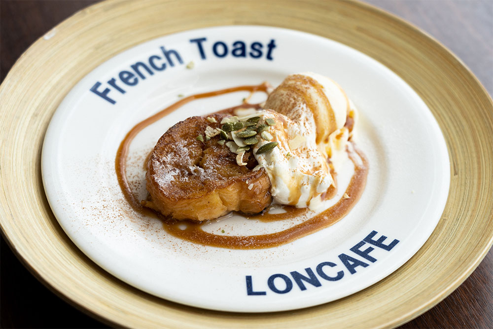 キャラメルシナモンのフレンチトースト。生クリームとバニラアイスが添えられている。