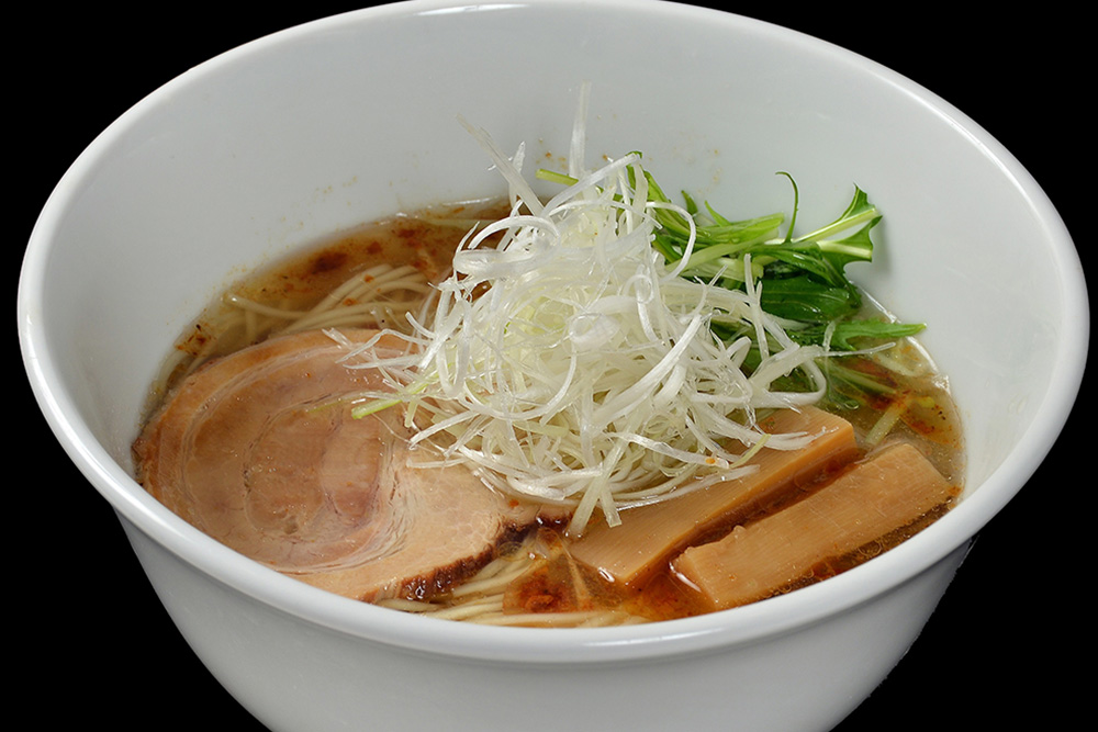 えびしおらーめん。スープには、桜えびの赤い香味油が浮かぶ。白髪ネギもたっぷり。