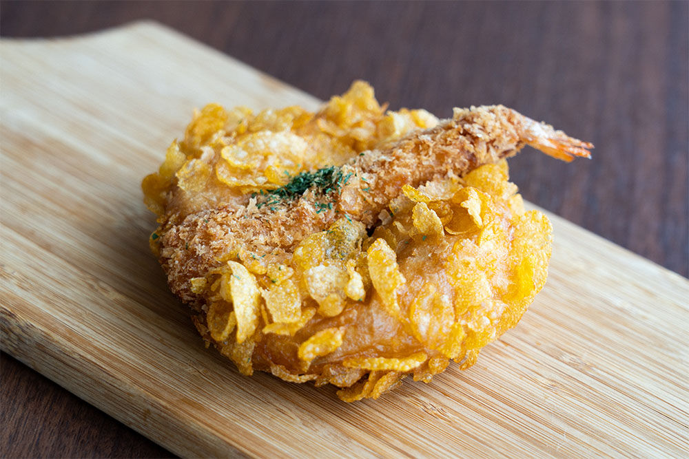 大きなエビフライが乗った海老名カレーパン