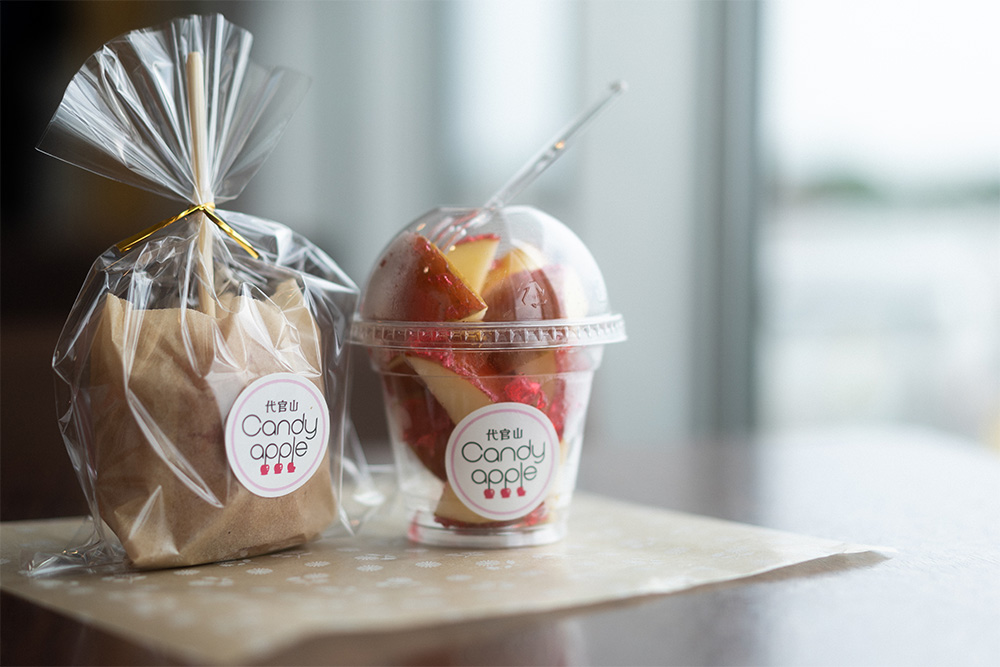 カット前とカット後のりんご飴