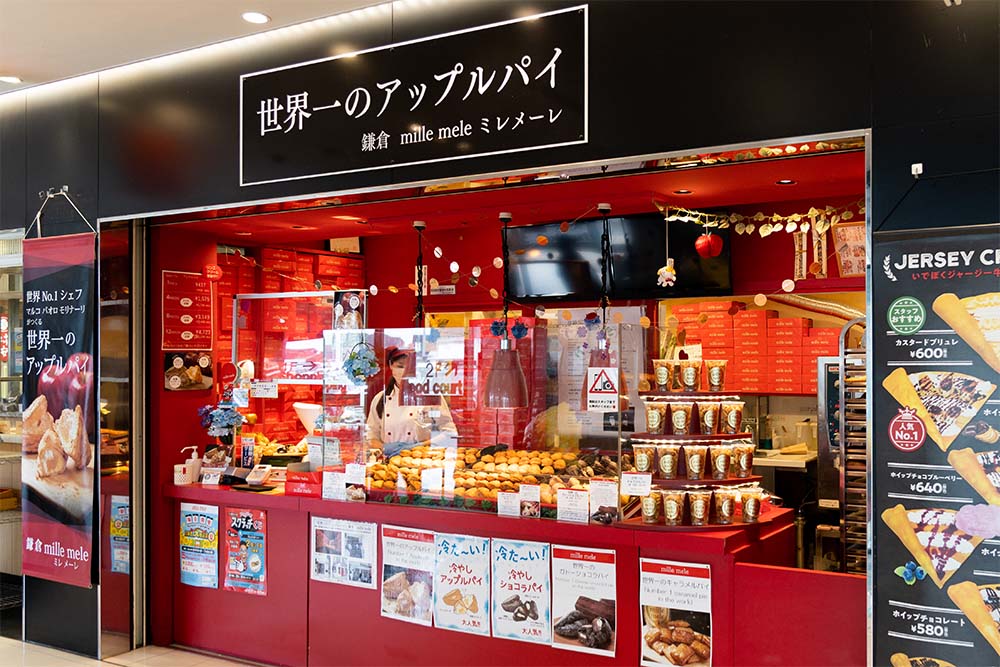 赤を基調とした鎌倉ミレメーレの外観