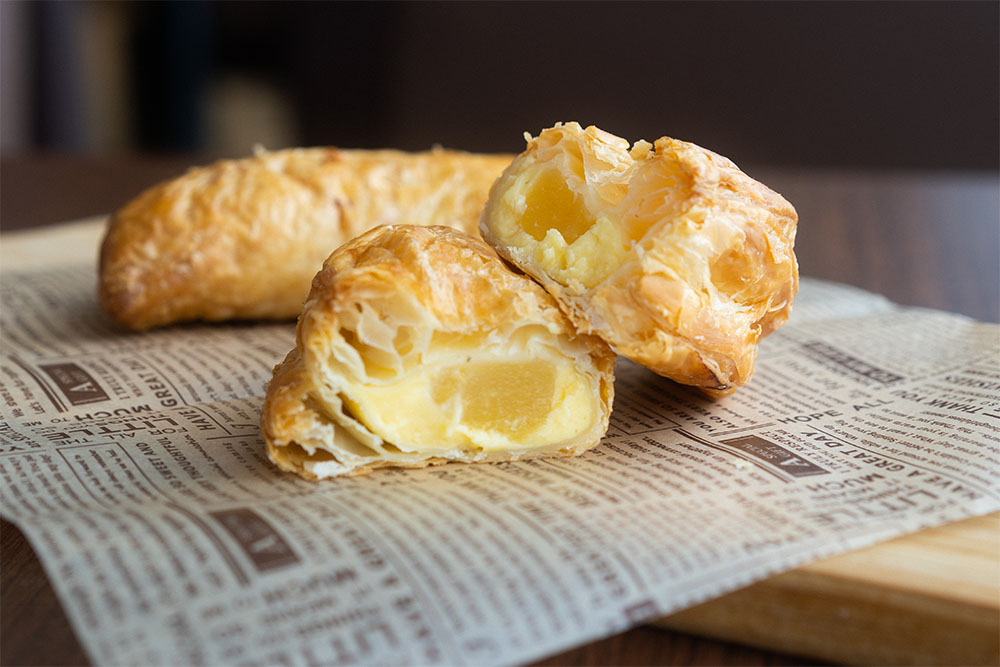 世界一のアップルパイの断面から、ゴロっとしたりんごがのぞく