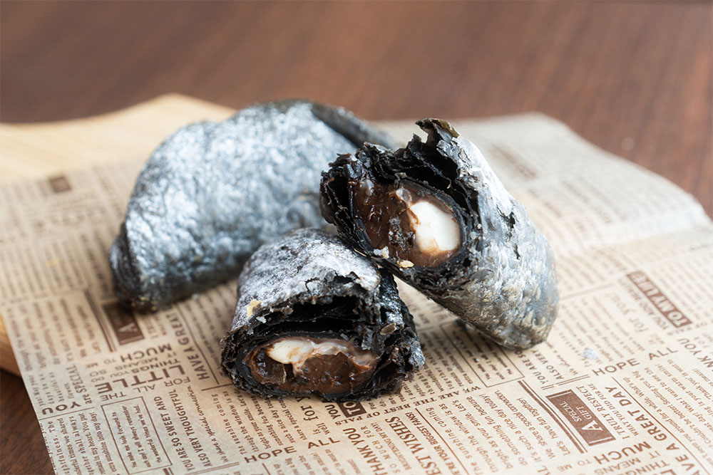 ガトーショコラパイの断面には、チョコクリームと豆乳チーズクリーム