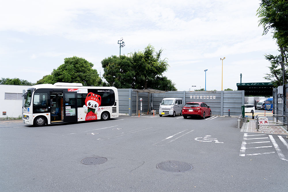 EXPASA海老名(下り)のぷらっとパークの駐車スペースにコミュニティバスが停まっている様子