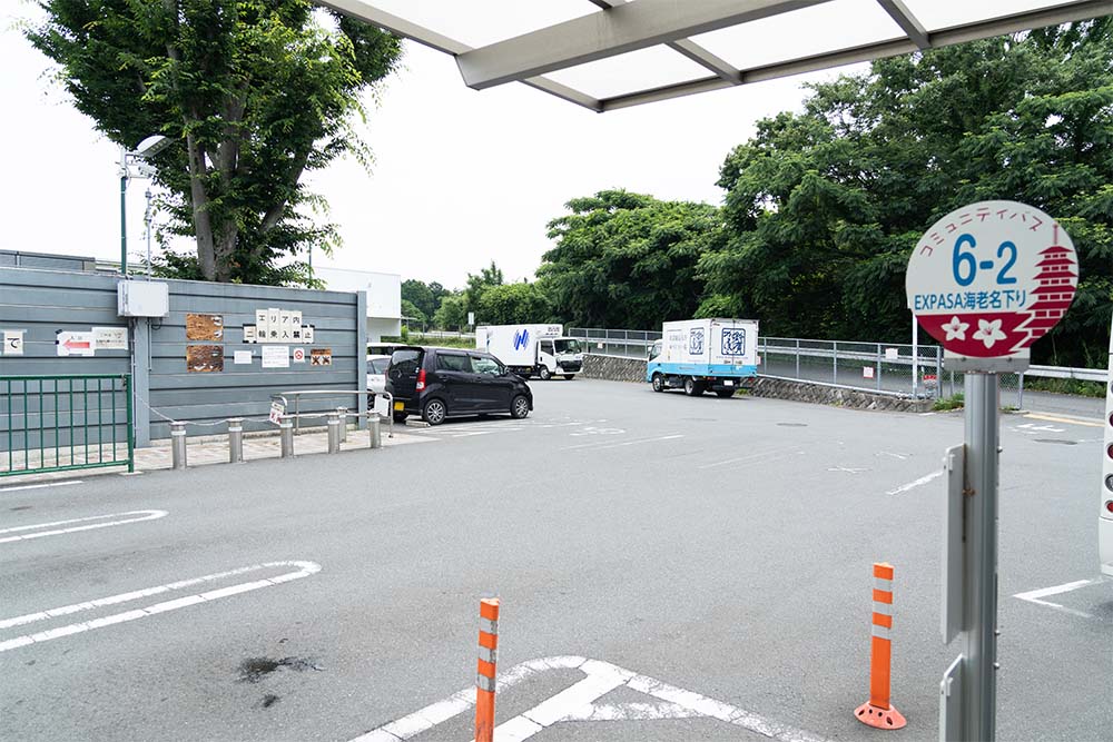 EXPASA海老名(下り)のぷらっとパークの駐車スペースにあるバス停
