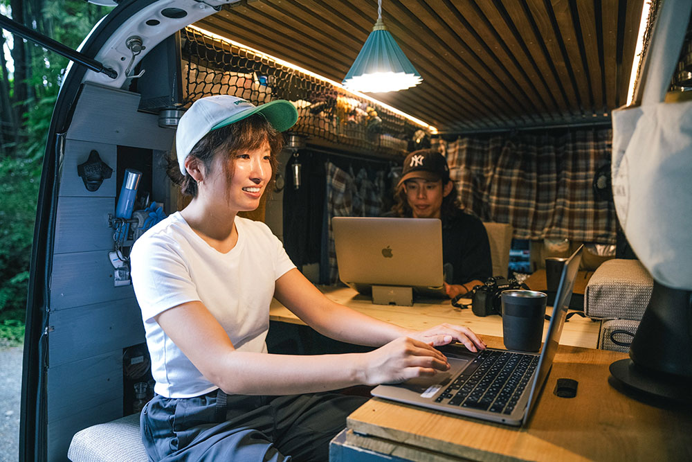 車内でそれぞれの席で仕事をするうんまほふうふ