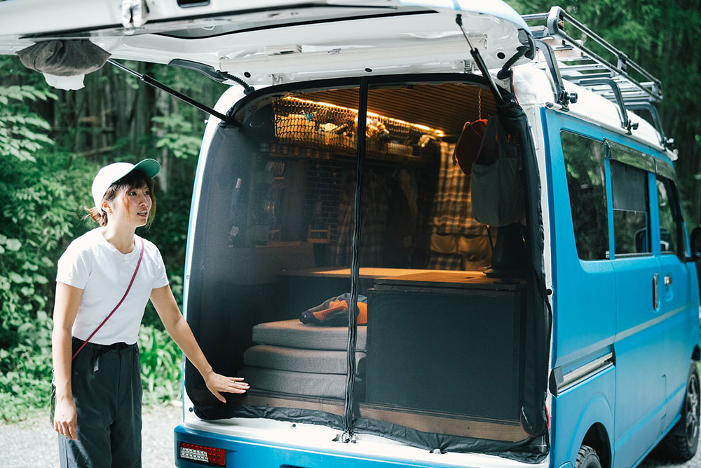 まほさんが車の後部扉を開け、網戸を閉めているシーン