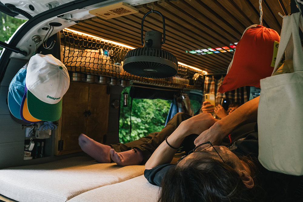 車内の天井に吊るした扇風機