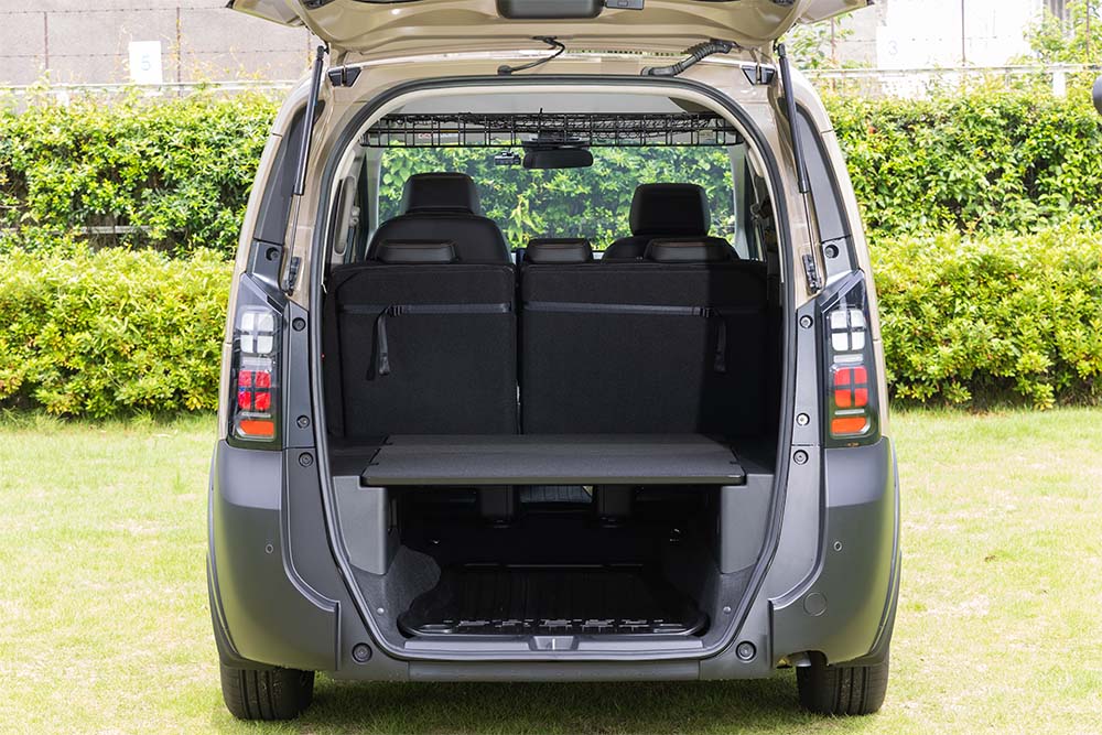 フリード クロスターのテールゲートを開けた後部